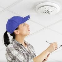 Image d'installation d'une alarme incendie dans une entreprise